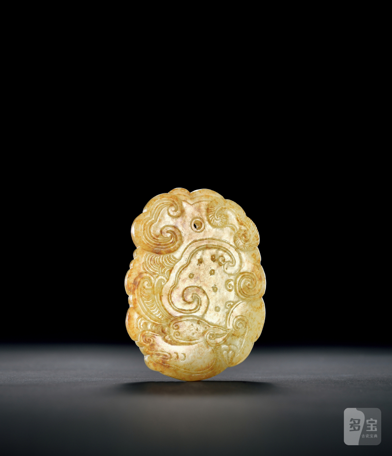明 白玉红沁龙形佩